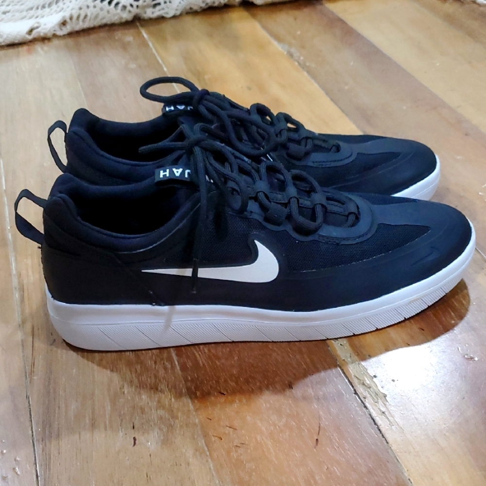 Nike Nyjah SB Skate Shoes. Black and White. Size Mens 7